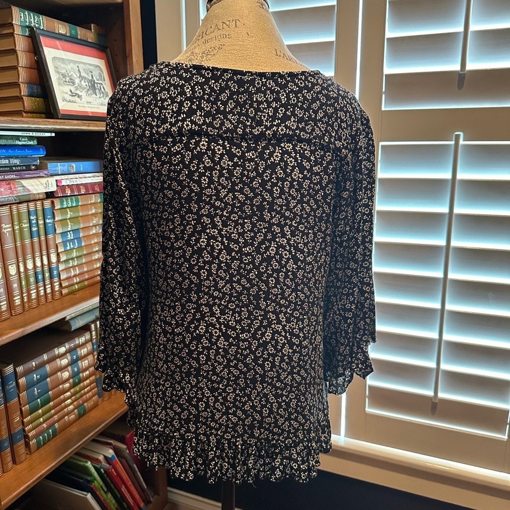 Elegant Black and White Floral Blouse - Picture 3 of 8